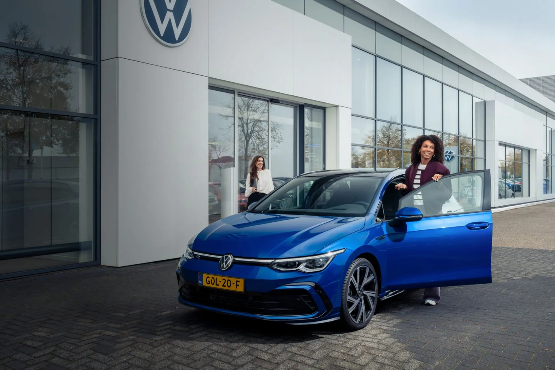 Klant bij VW Dealer