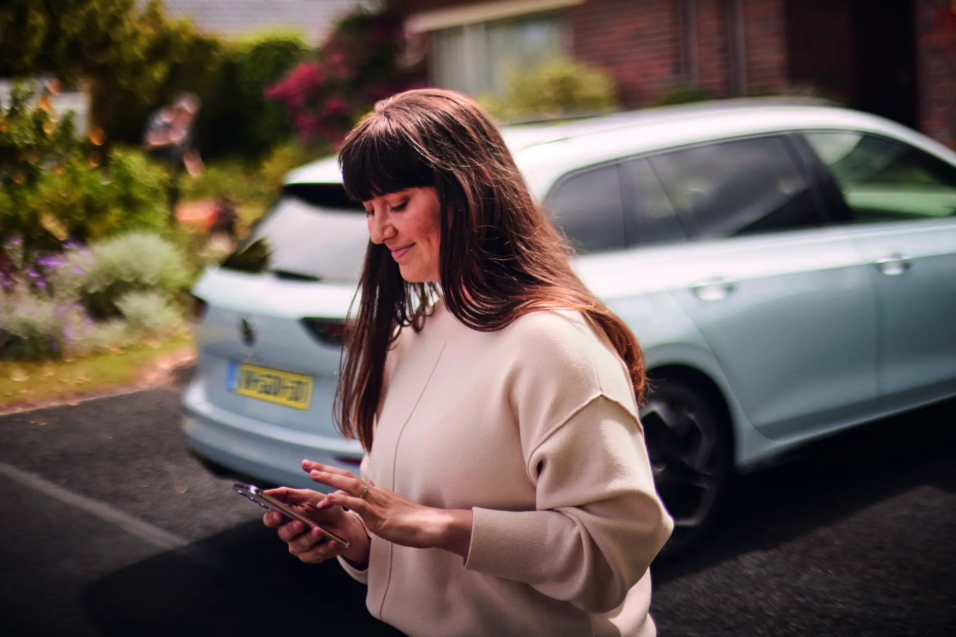 Vrouw bij volkswagen