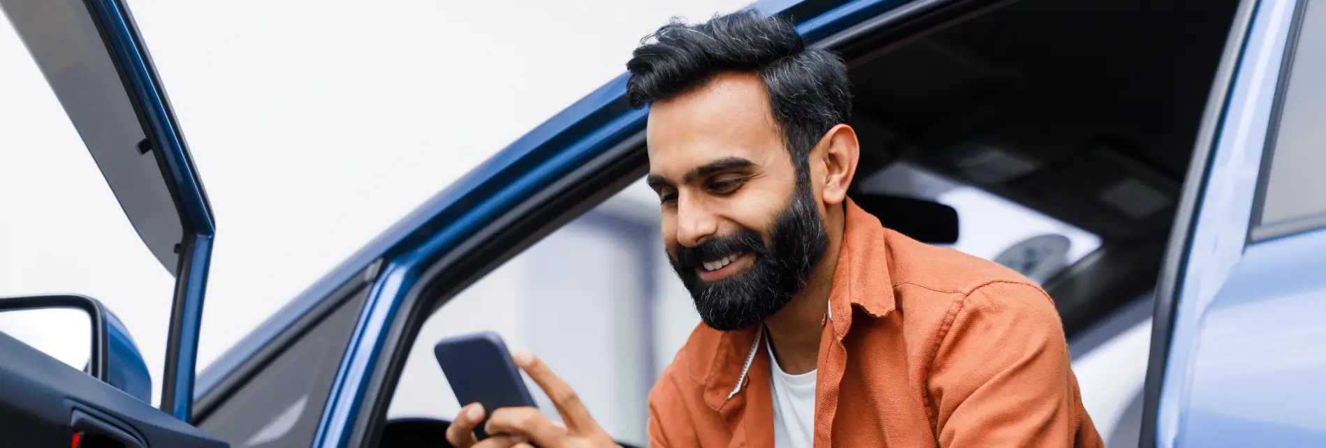 man-in-auto-met-telefoon