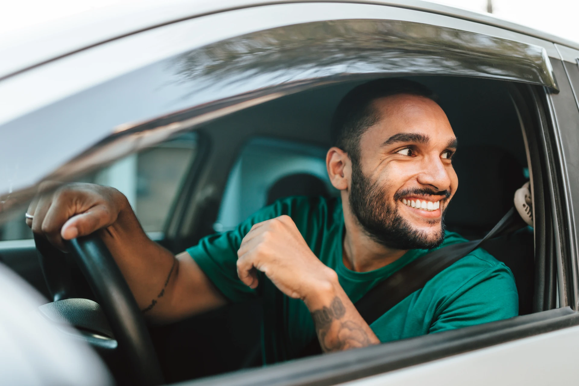 Man lachend in leaseauto