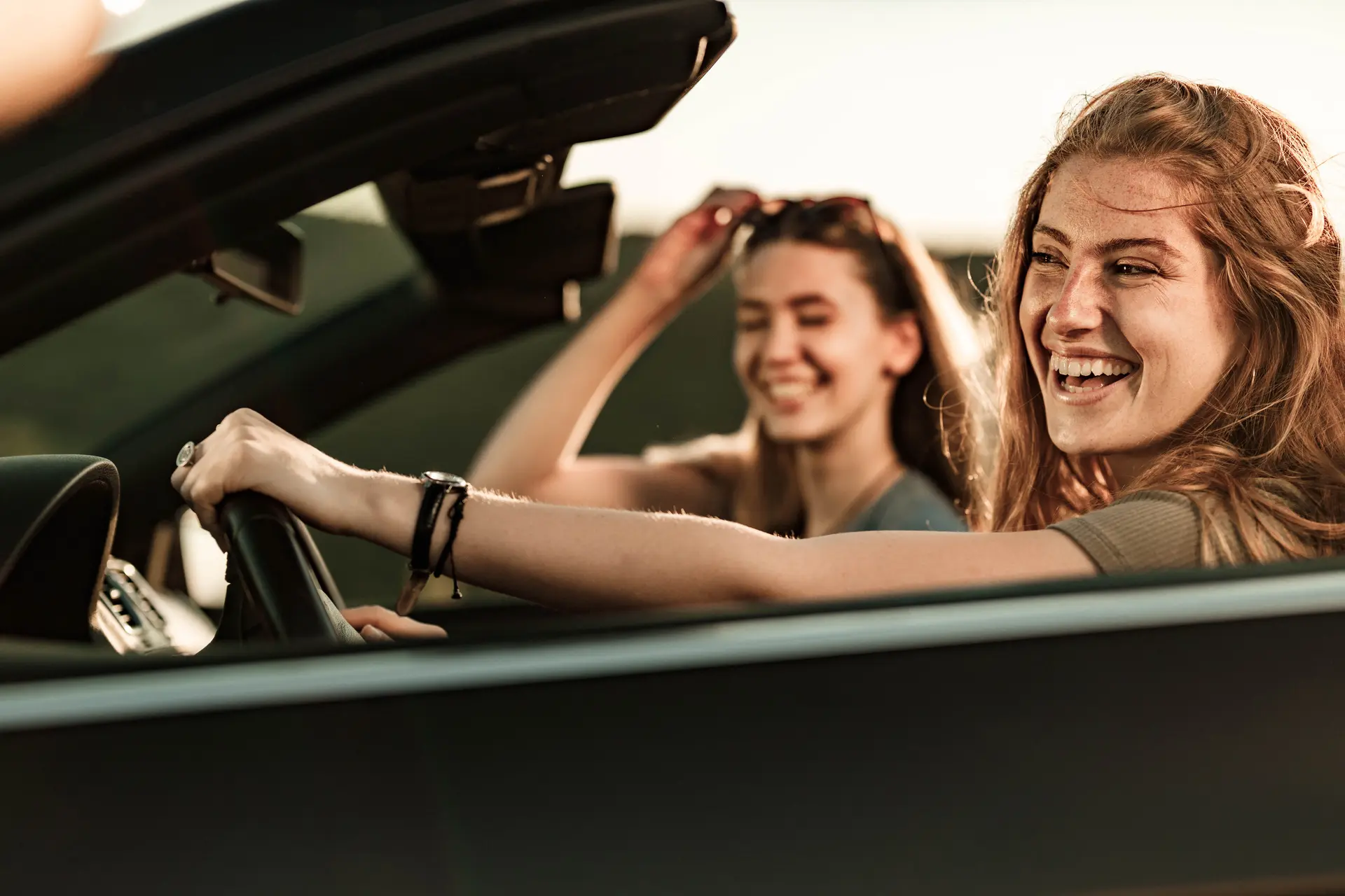 Twee vrouwen in een cabriolet over zakelijk leasen