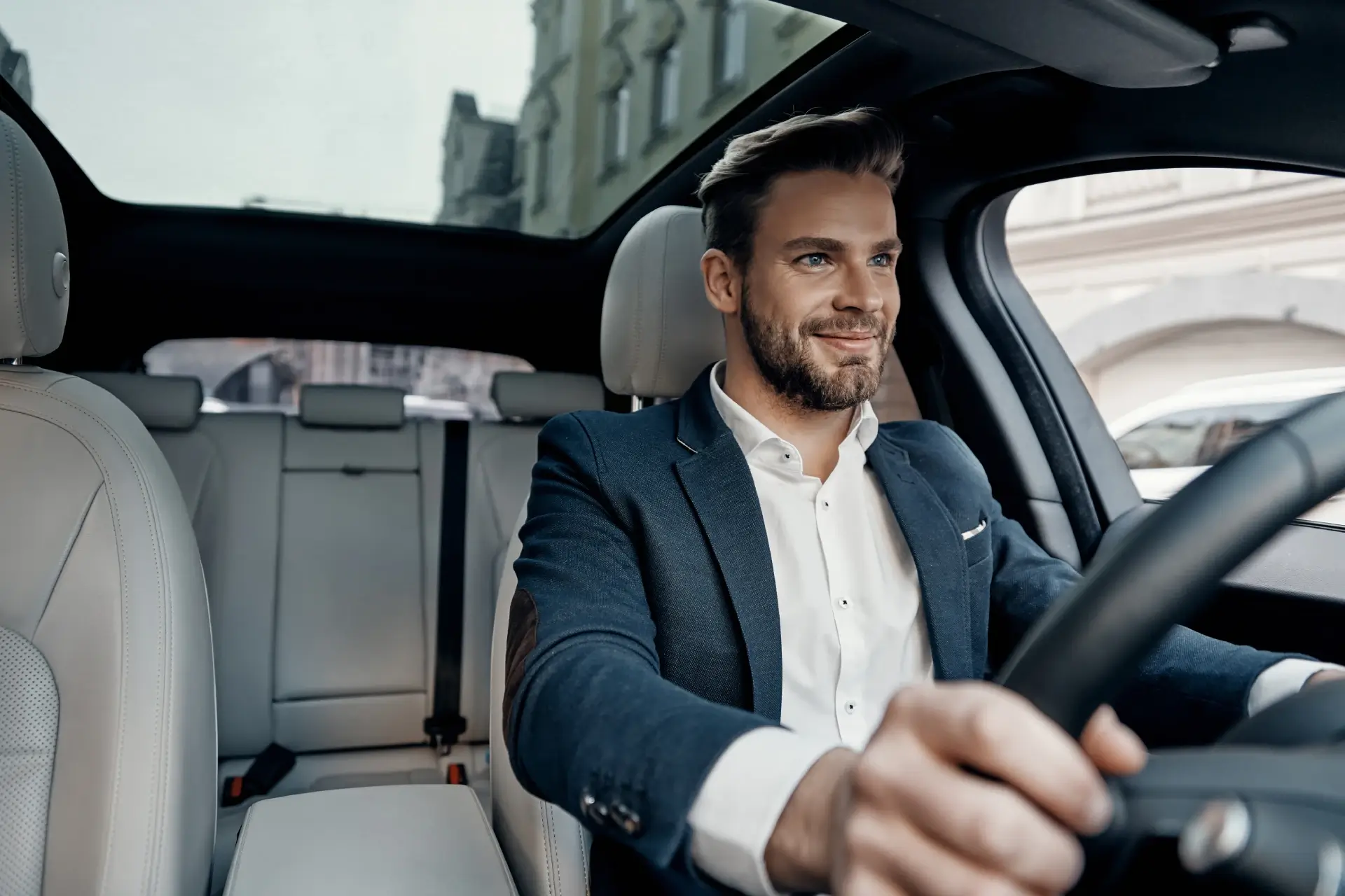 man achter stuur blij