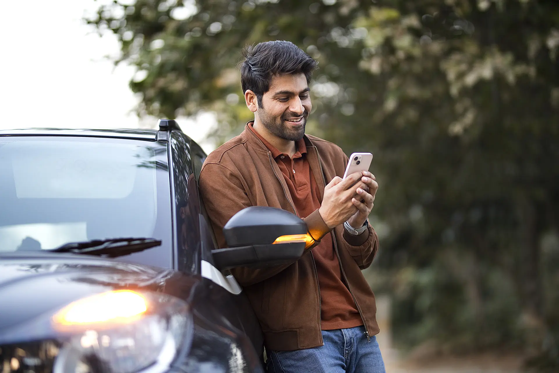 man maakt berekening op telefoon