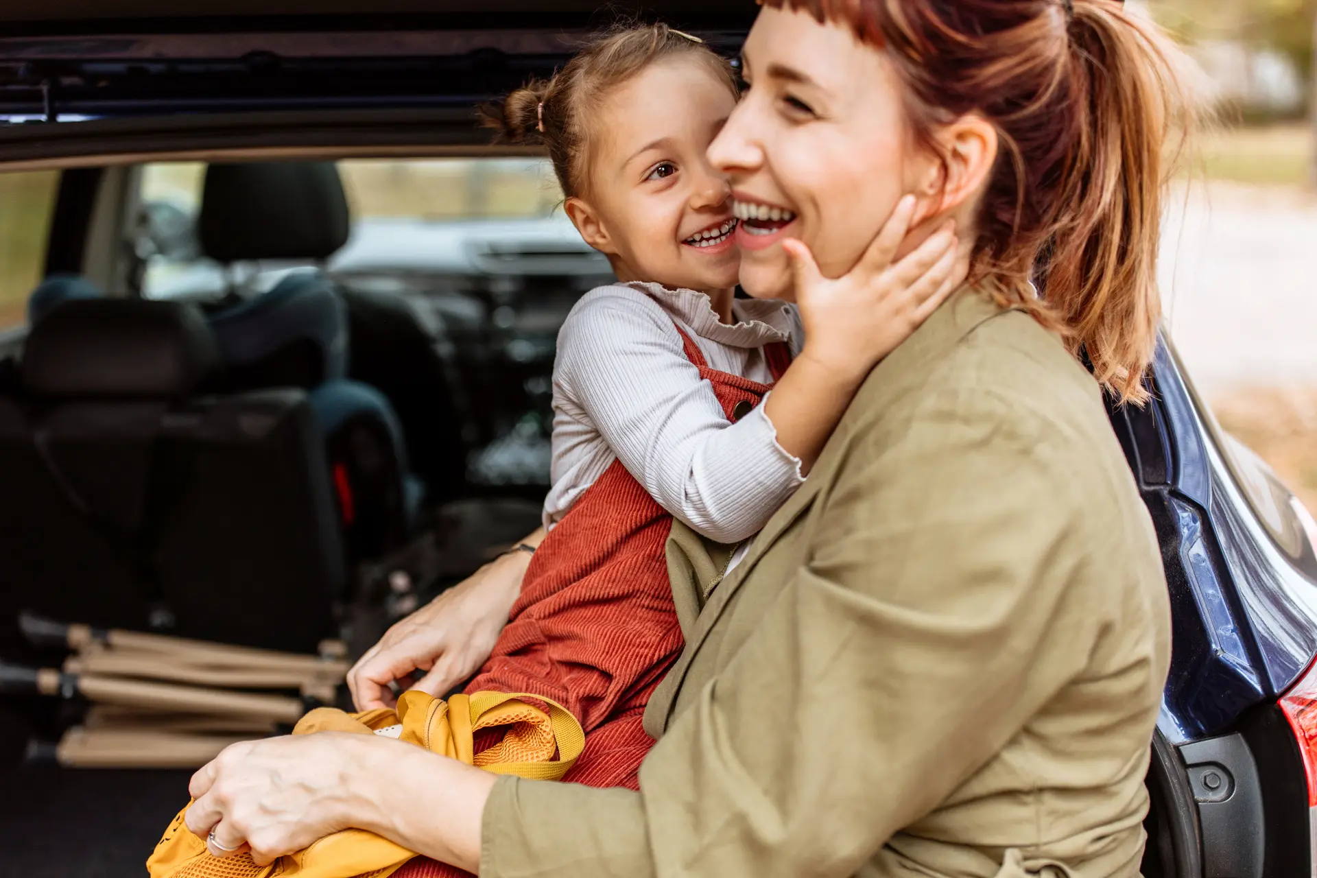 Vrouw en kind bij auto