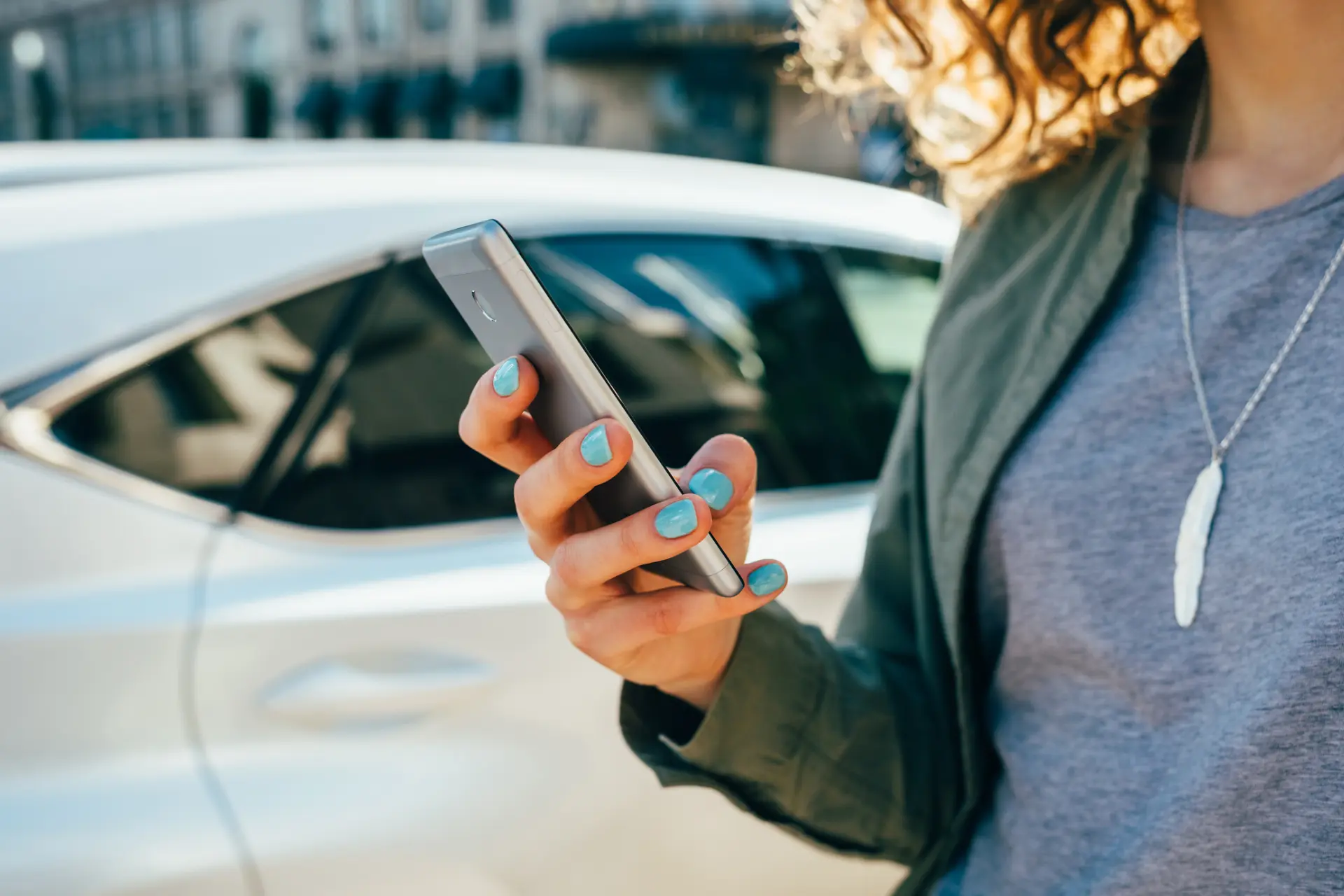 Vrouw berekent maandbedrag financiering