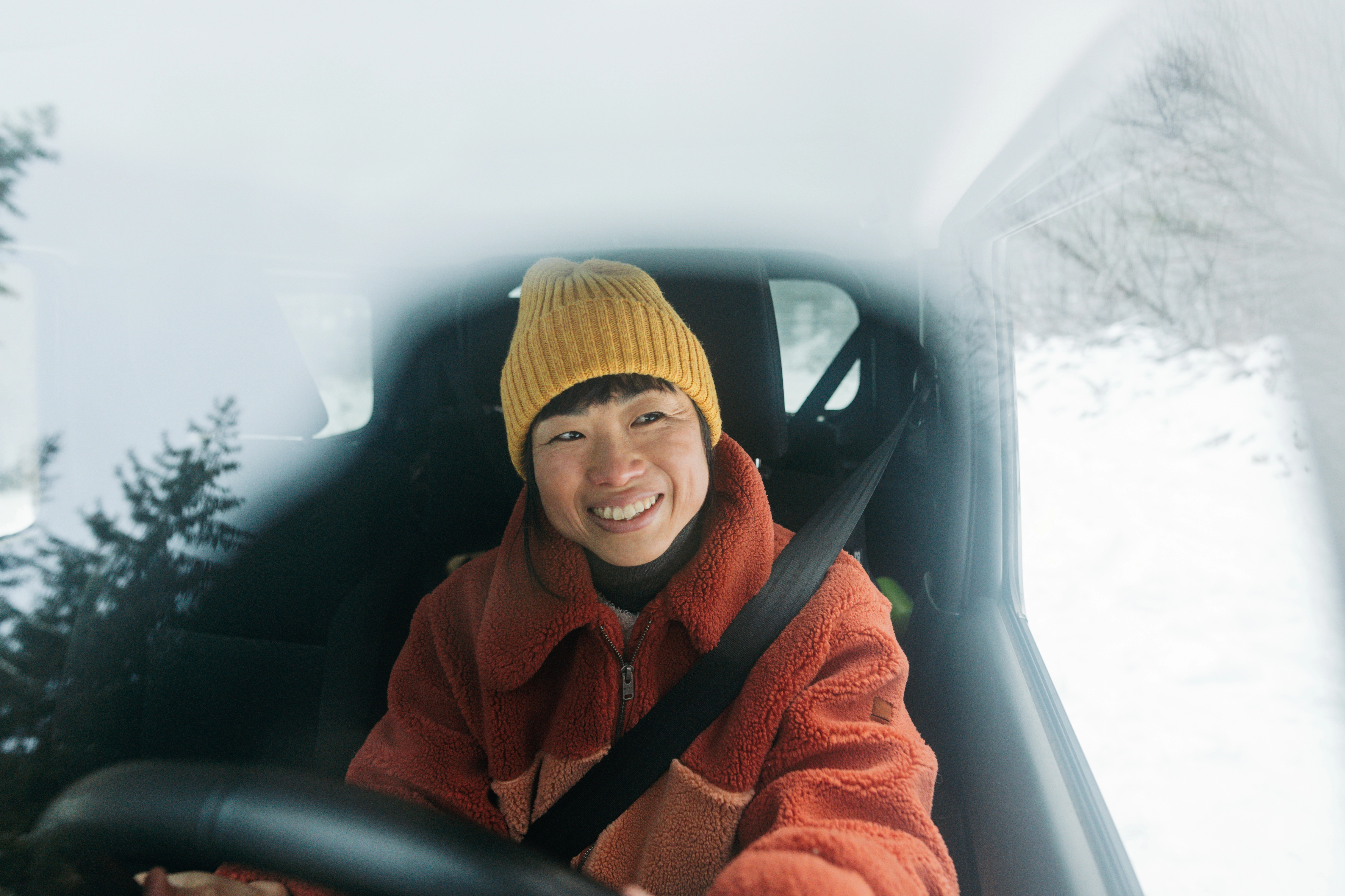 vrouw rijdt in auto