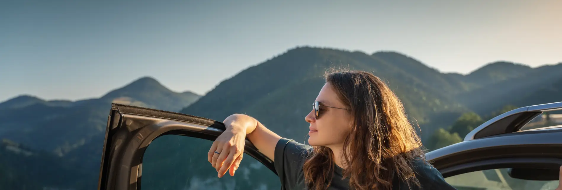 vrouw met leaseauto in het buitenland