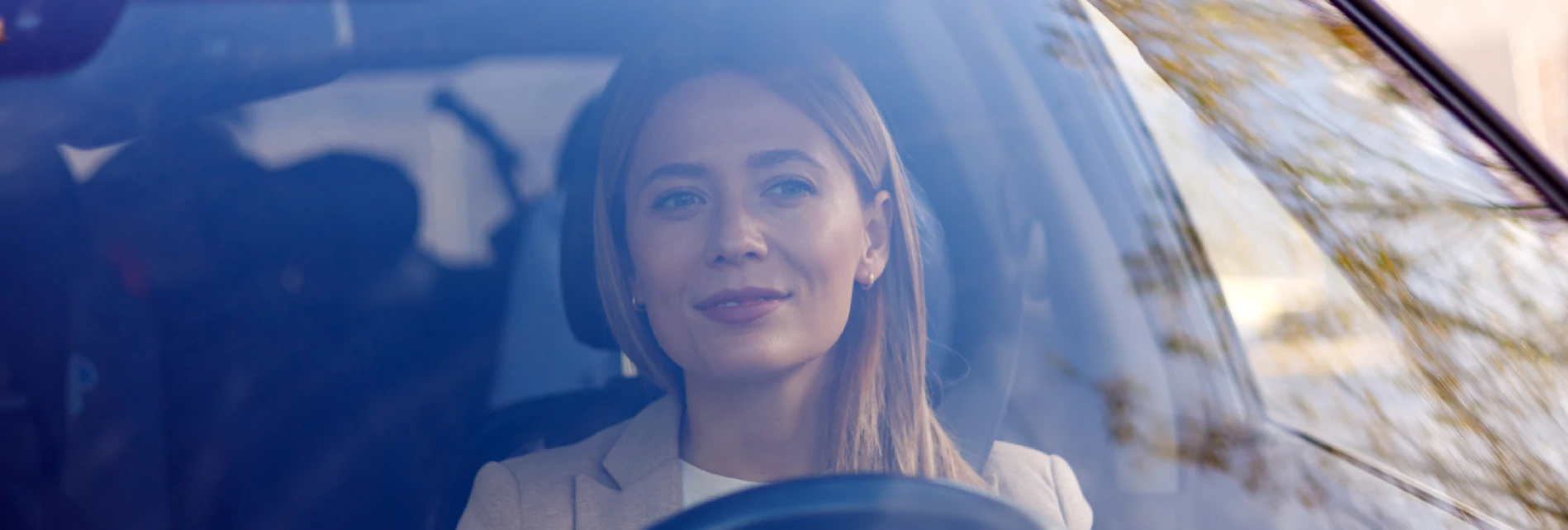 auto financieren particulier - vrouw achter het stuur in de auto