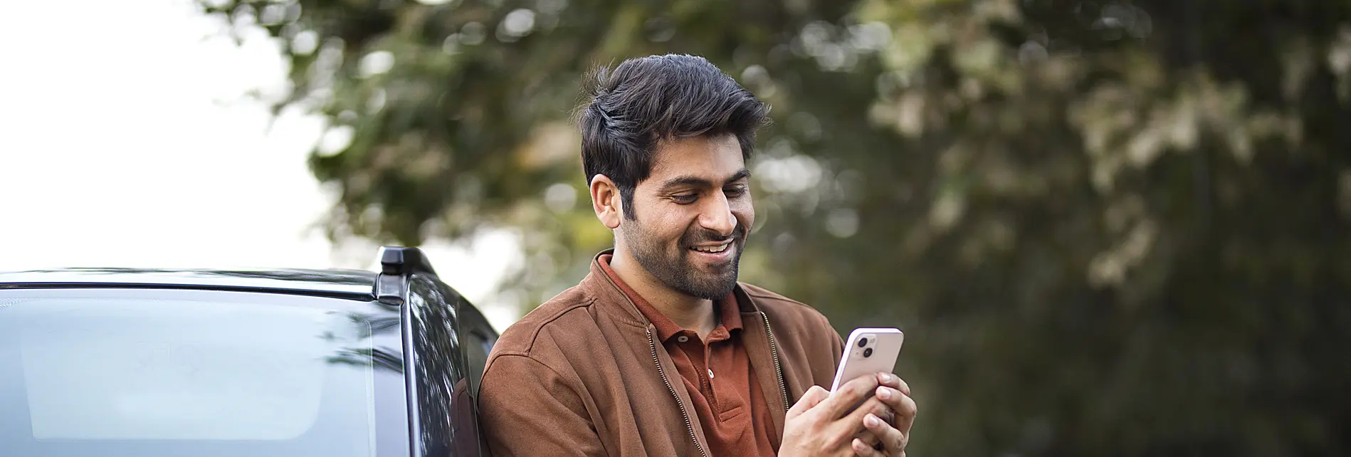 Man met telefoon vraagt kentekenkaart ana