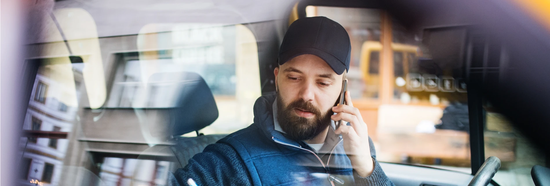 Man in Financial Lease bedrijfswagen