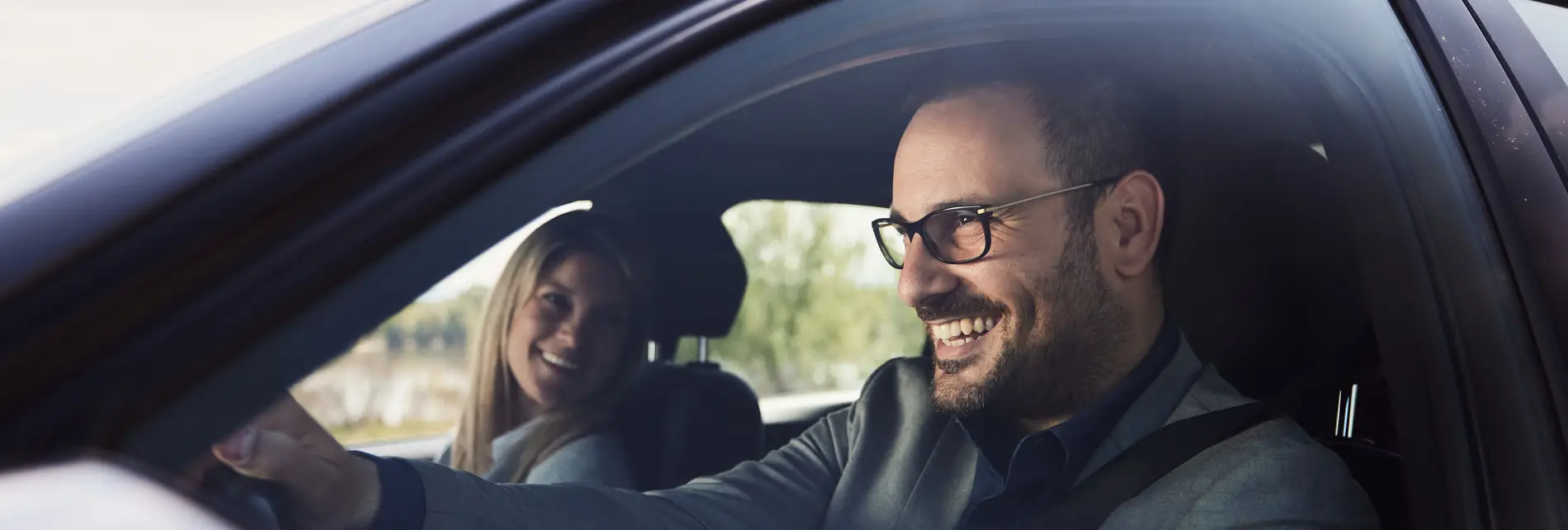 Man en vrouw in financial lease auto