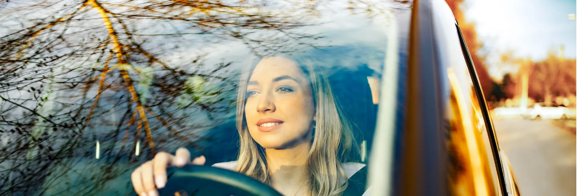 Vrouw achter het stuur in auto
