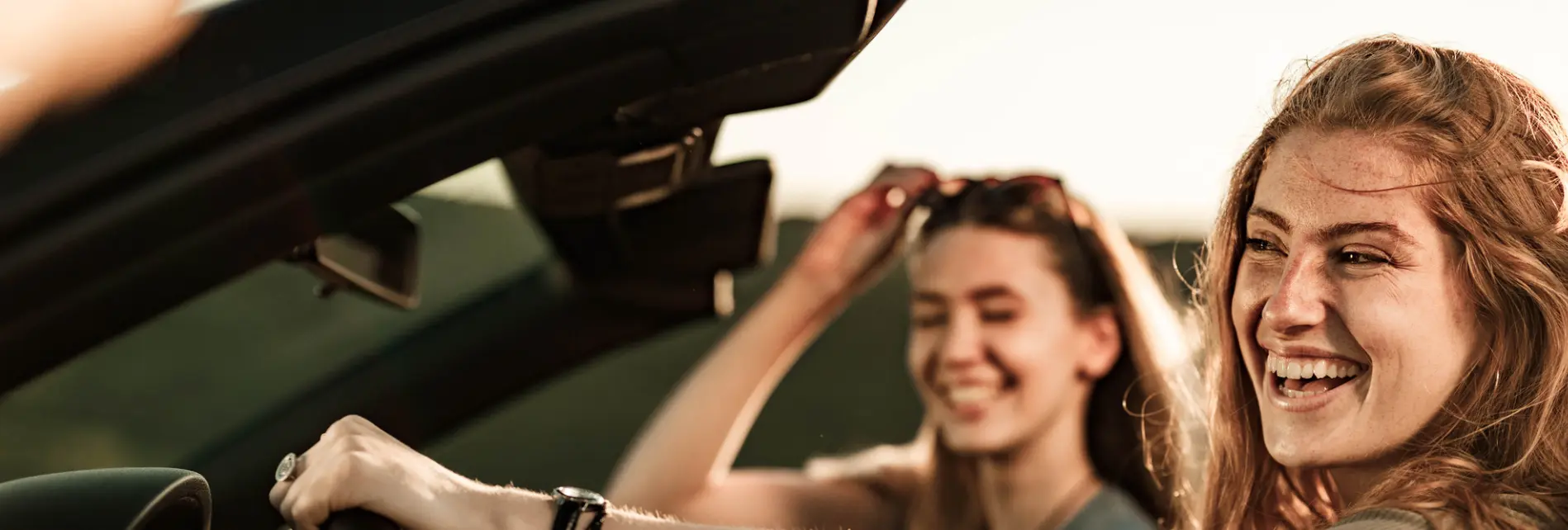 Twee vrouwen in cabrio