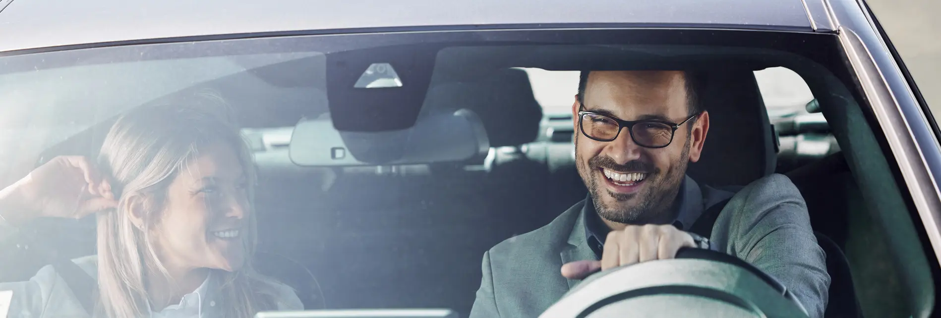 Man en vrouw in auto