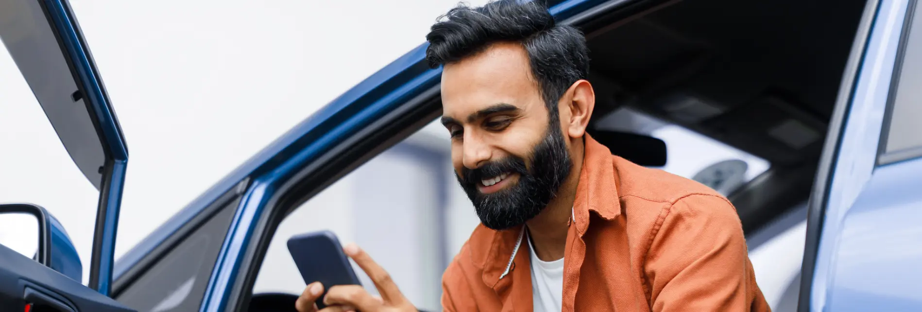 Man maakt berekening Private Lease in auto