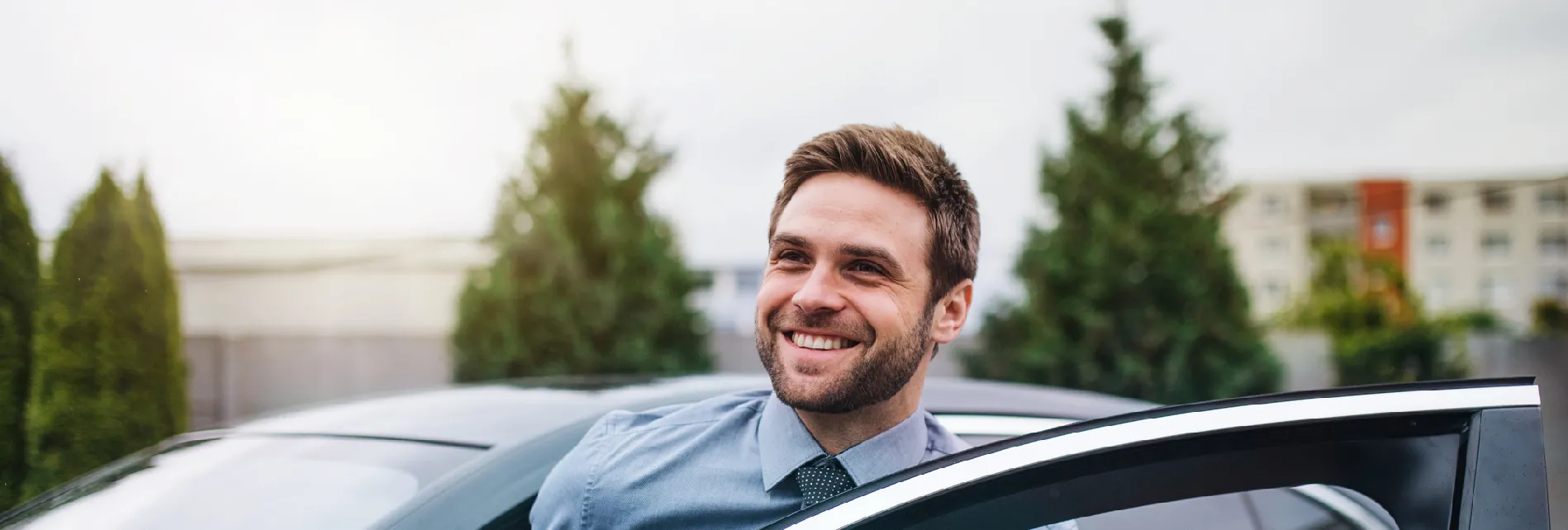 Man stapt uit leaseauto