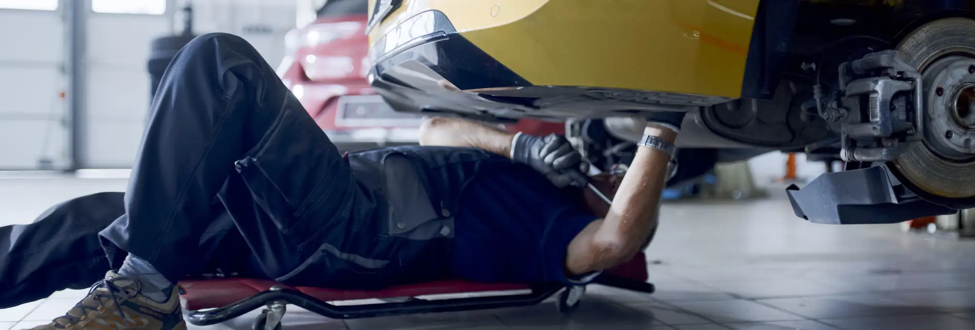 Onderhoud aan auto bij merkdealer