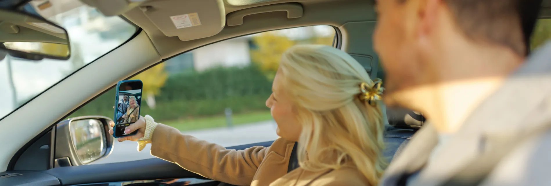 Vrouw maakt selfie in Private Lease auto