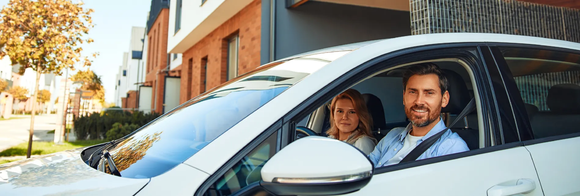 Vrouw en man in auto met raam open