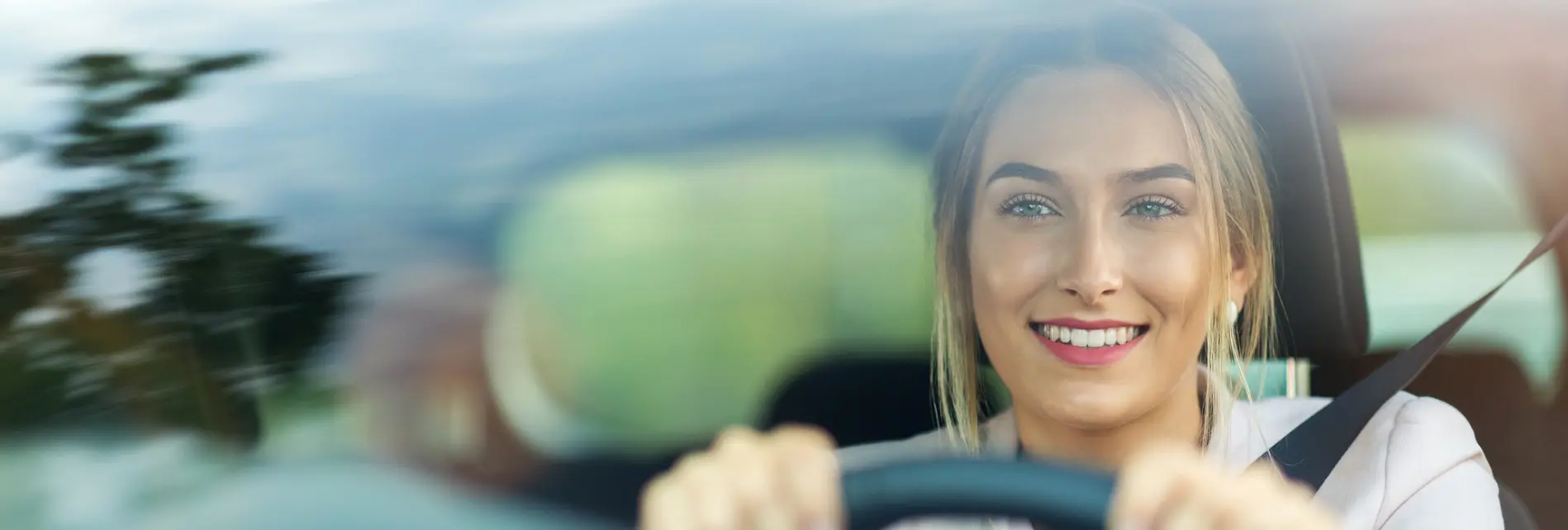 vrouw in private lease auto