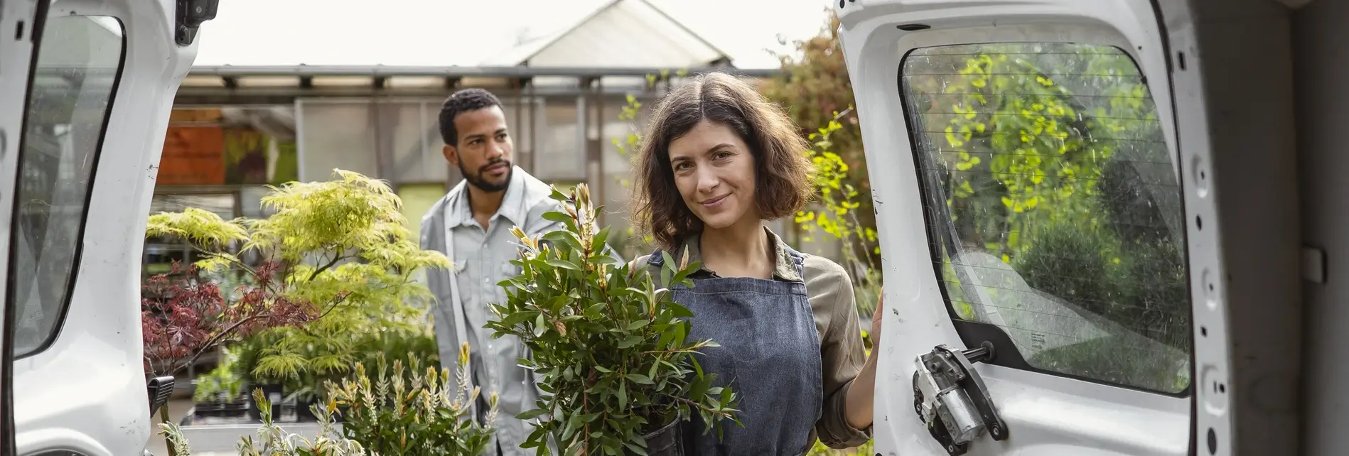 Financial Lease ondernemers laden bestelbus in met planten