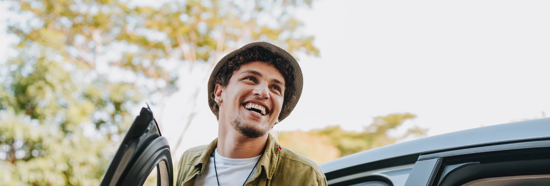 Man met hoed stapt uit auto - Wat is een slottermijn