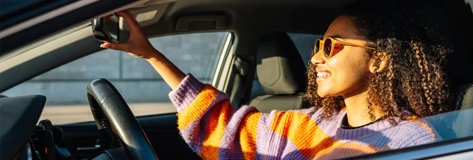Vrouw in zakelijke leaseauto