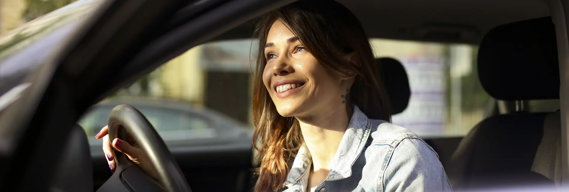 Vrouw auto van de zaak