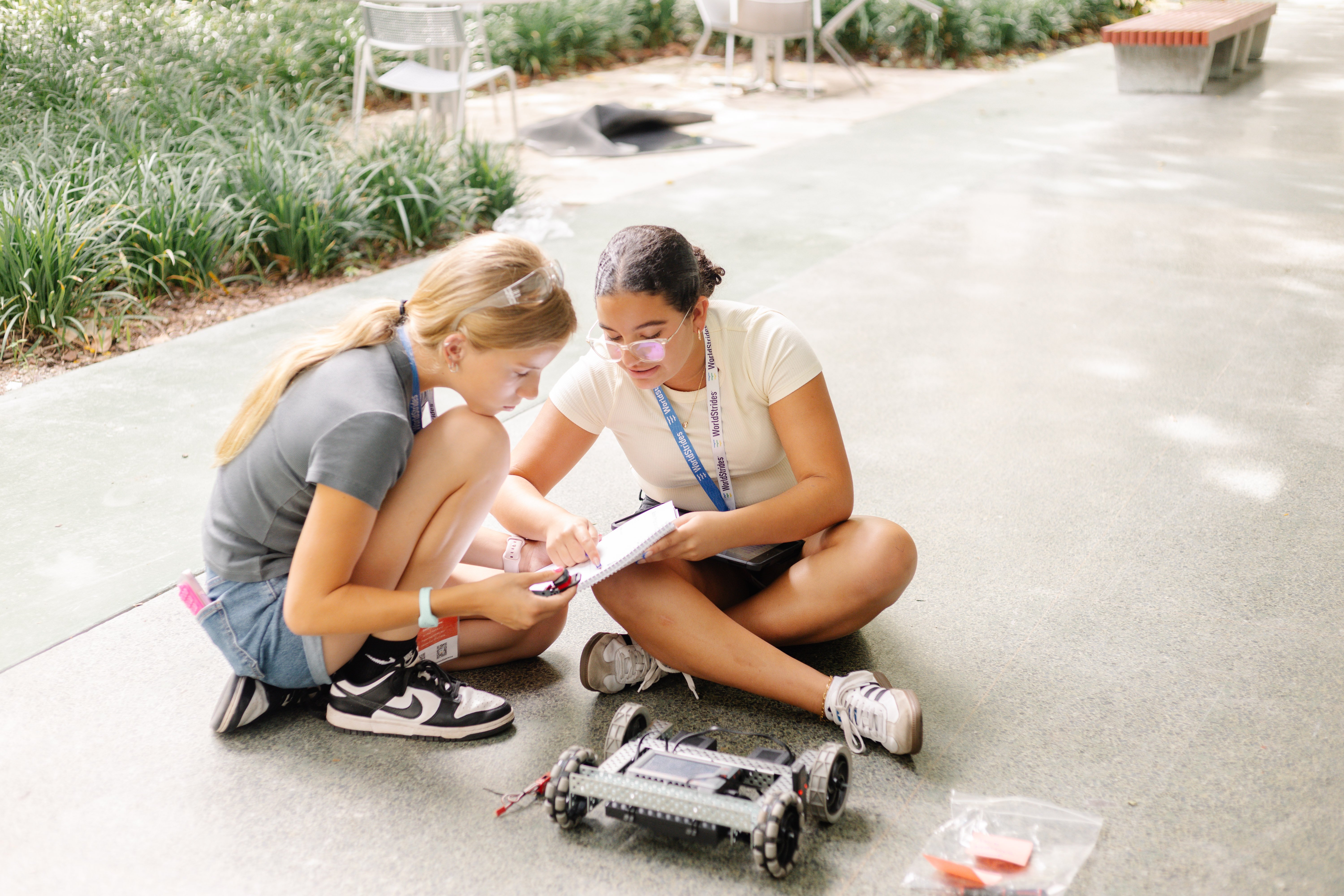 EXS_2025_Miami_S1_Robots_01