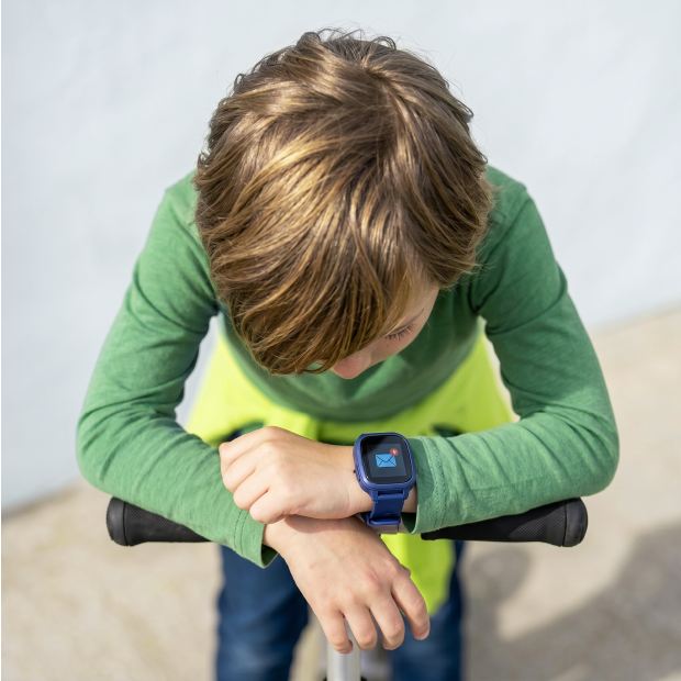 Kind nutzt eine Smartwatch mit Blizz Extra SIM
