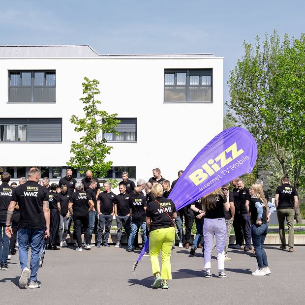 Blizz Team vor dem WWZ Hauptsitz in Zug