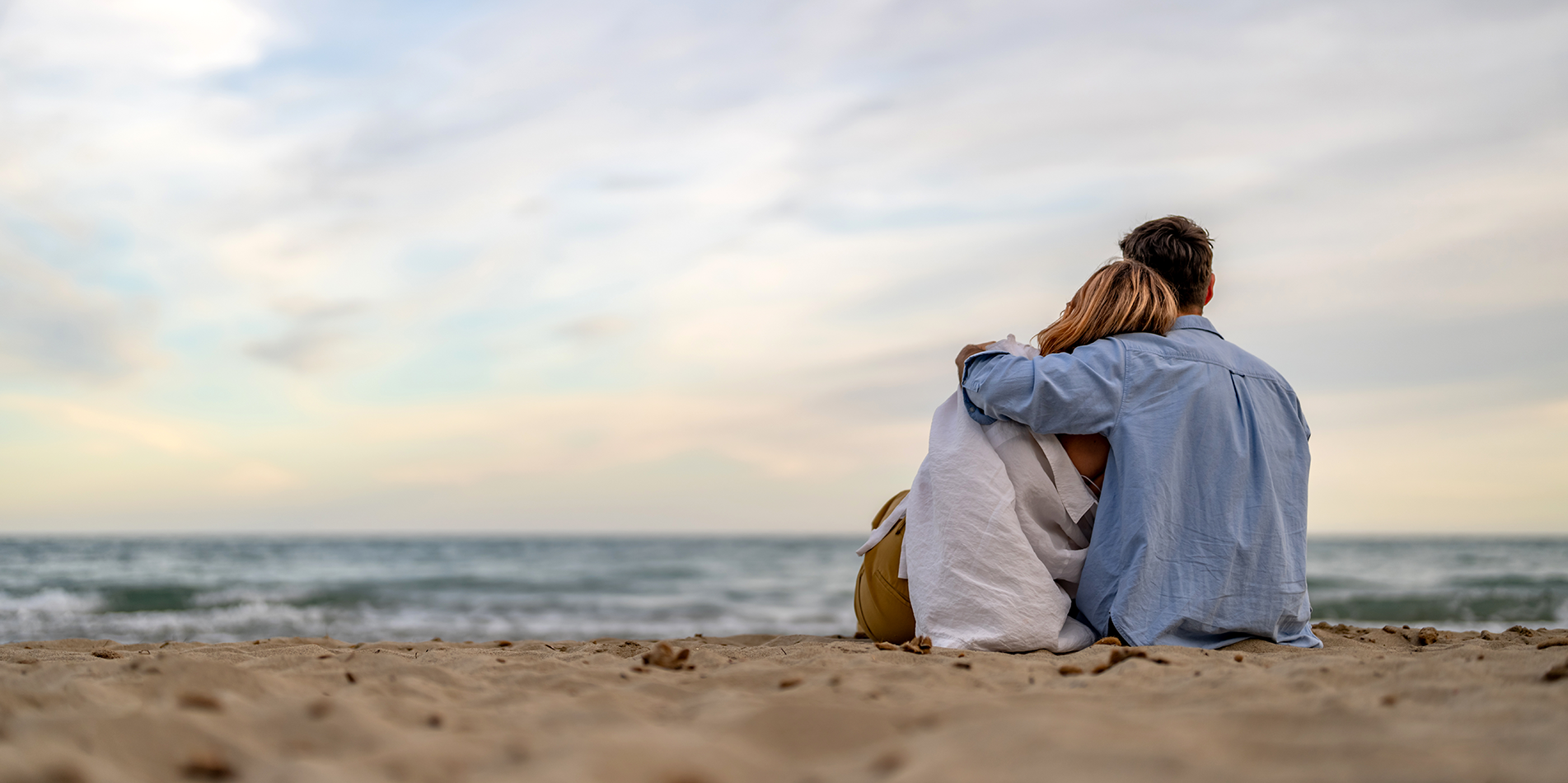 couple-cuddle-on-the-beach