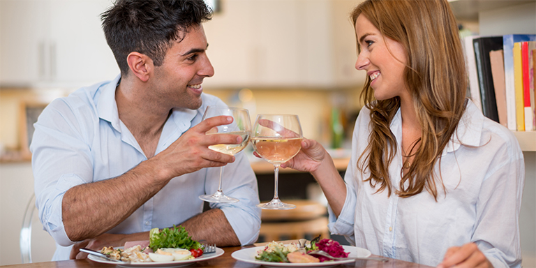 couple-eating-dinner