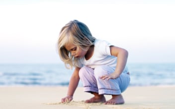 Kleines Mädchen am Strand