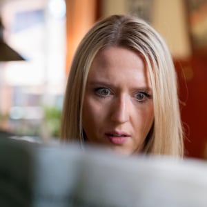 Lesende Frau mit erschrecktem Gesichtsausdruck