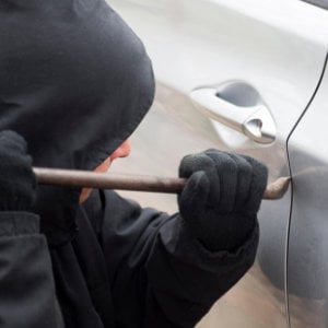 Mann bricht Auto auf