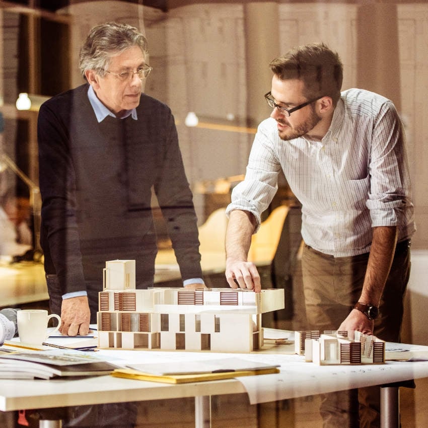 Zwei Architekten beraten sich zum Modell eines Neubaus