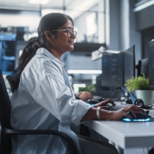Frau arbeitet am Computer