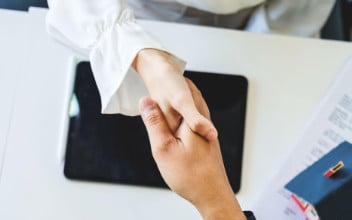 Händeschütteln bei Vertragsabschluss