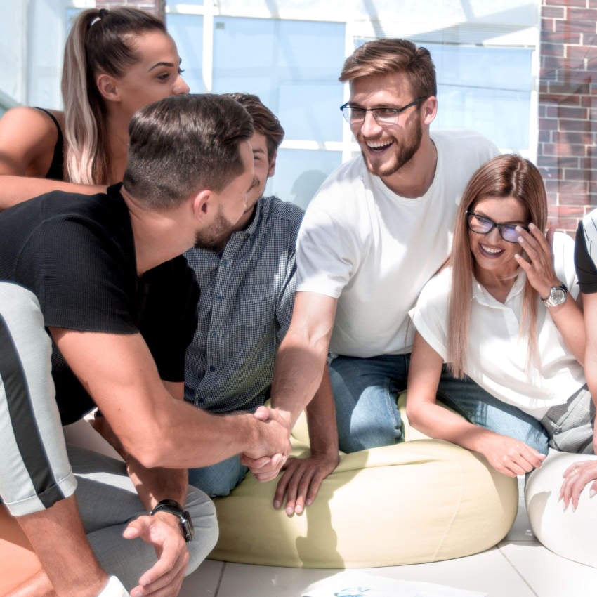 2JC8A2A junge Menschen beim Erste Hilfe-Kurs