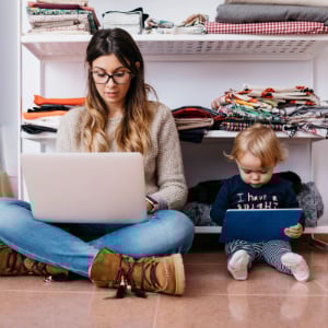 frau-kind-laptop_300x300_2022_07