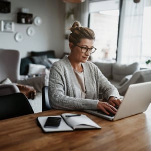 frau-tippt-am-laptop_300x300_2022_07