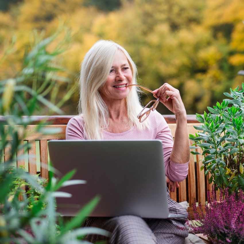 nachhaltigkeitsbezogene-offenlegung_AdobeStock_324028329 Frau mit Laptop in Garten