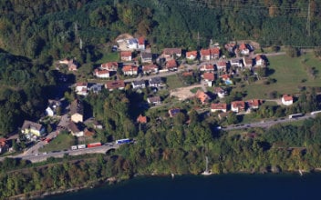 Luftaufnahme einer Ortschaft am Fluss