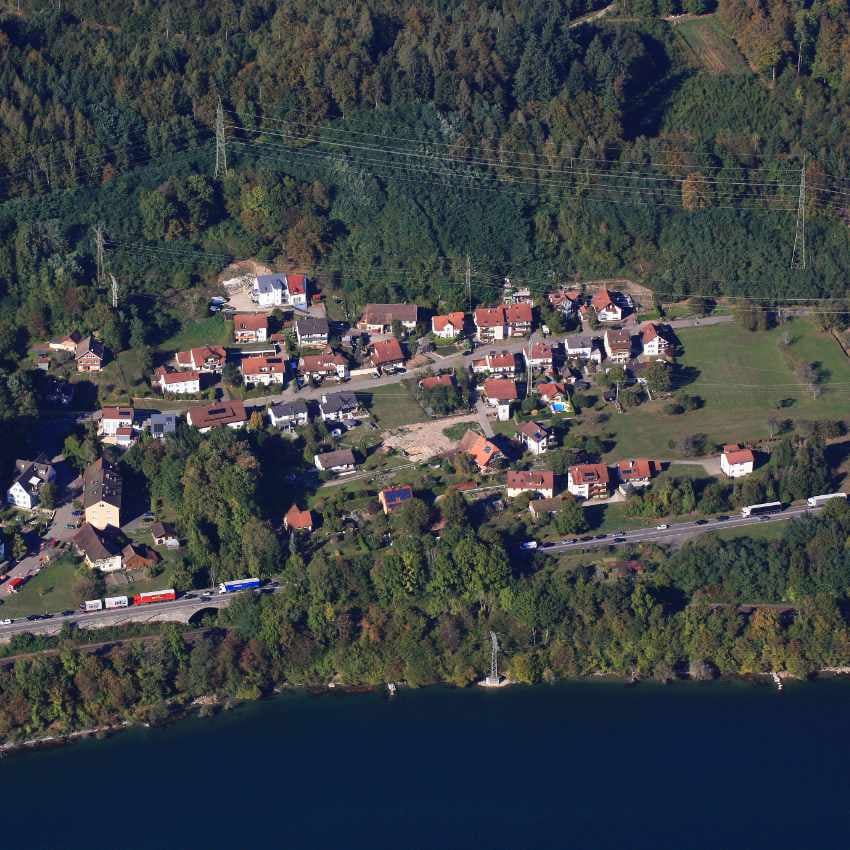 JFBY61 Luftaufnahme einer Ortschaft am Fluss