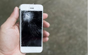 Handy mit zersplittertem Display