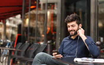 Mann lächelt beim Telefonieren in sein Handy