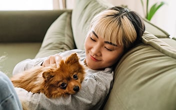 Frau mit Hund im Arm