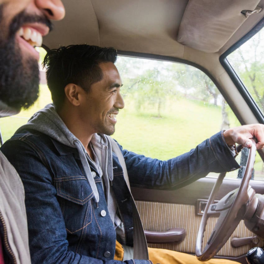 Zwei junge Männer beim Autofahren