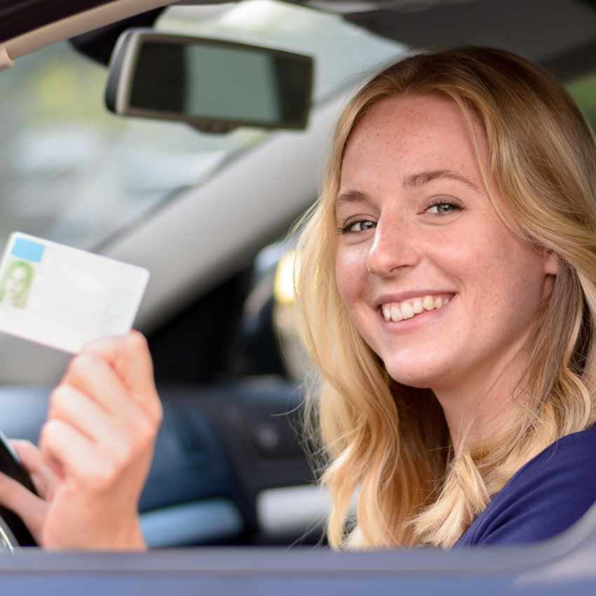 kfz-versicherung-fahranfaenger_850x850_2022_10 Junge Frau mit Führerschein